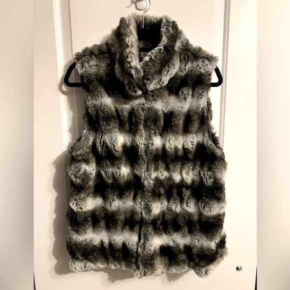 Jennifer Lopez faux fur vest - Picture 2 of 6